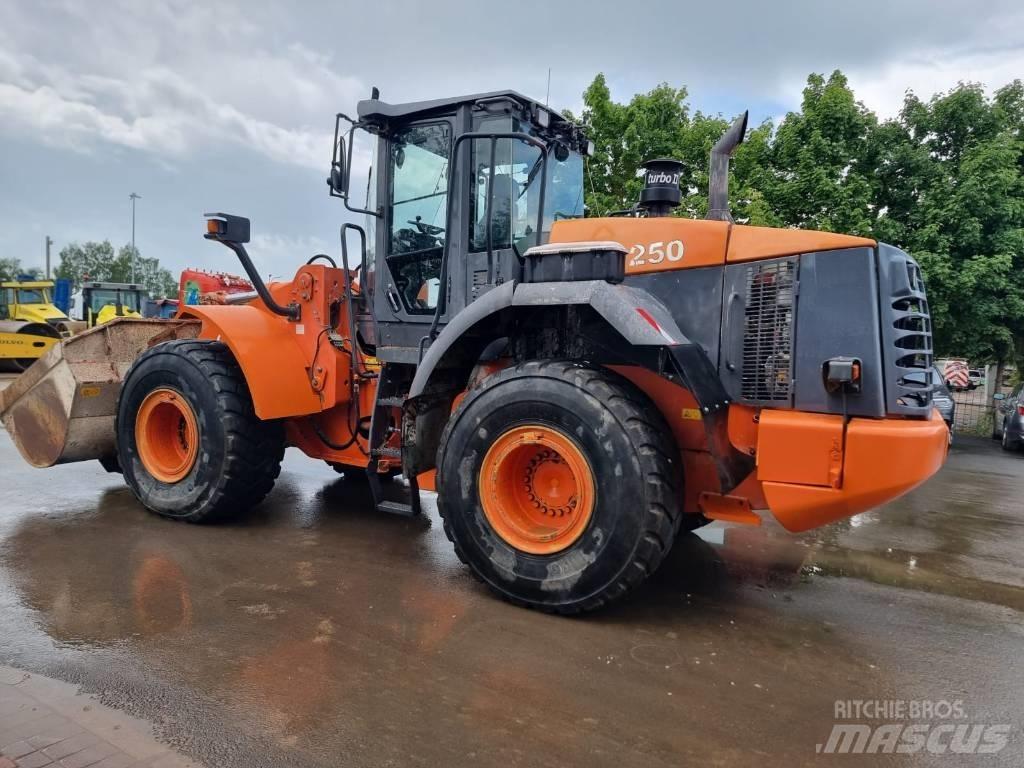 Hitachi ZW 250  휠로우더