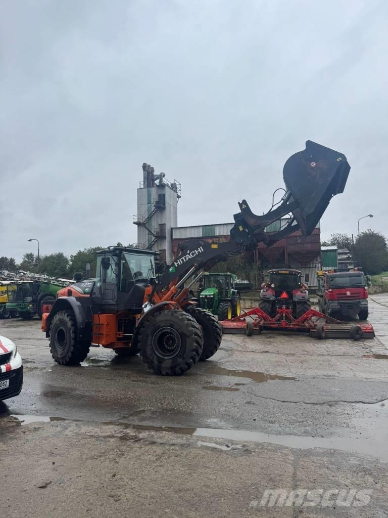 Hitachi ZW220  휠로우더