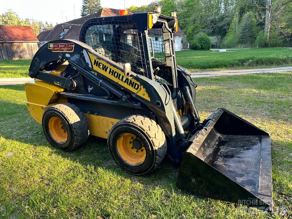 New Holland L 225  스키드로더