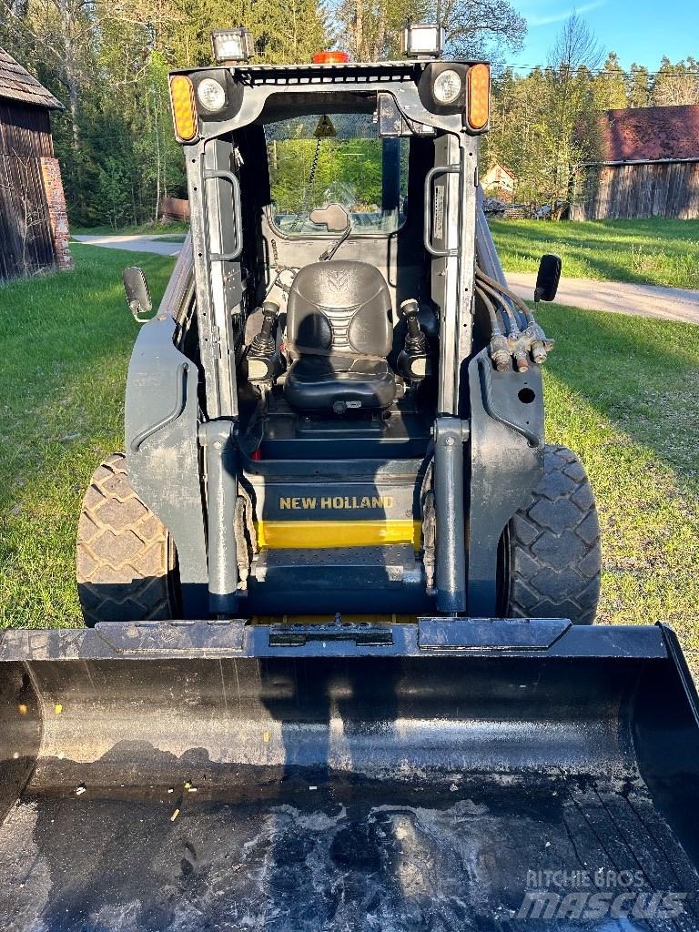 New Holland L 225  스키드로더