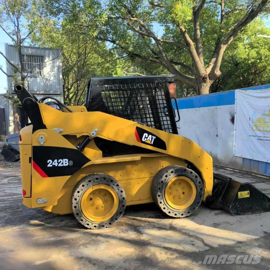 CAT 242 B 3  스키드로더