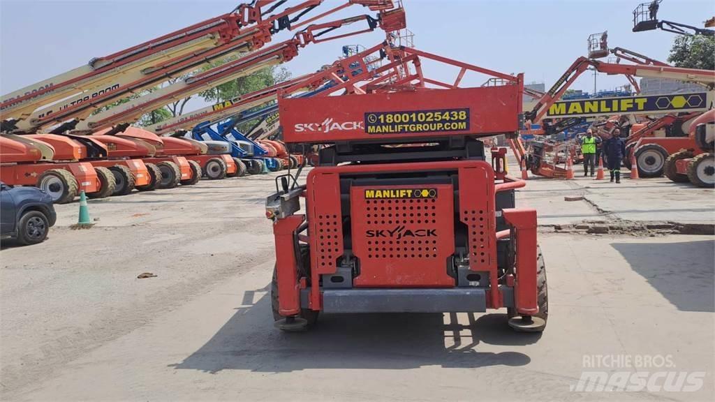 SkyJack 8841RT 가위형 리프트