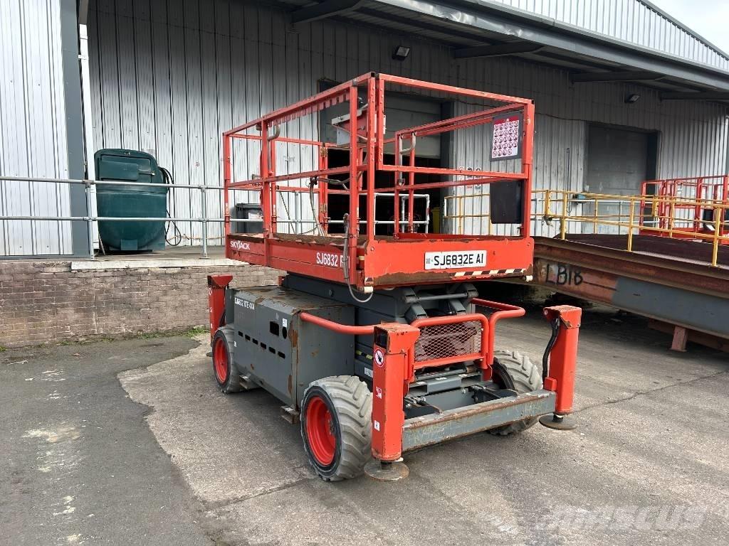 SkyJack SJ 6832 E 가위형 리프트