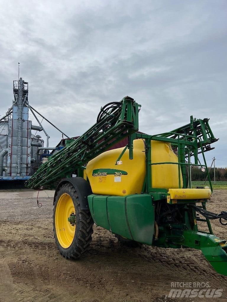 John Deere 740 견인형 분무기