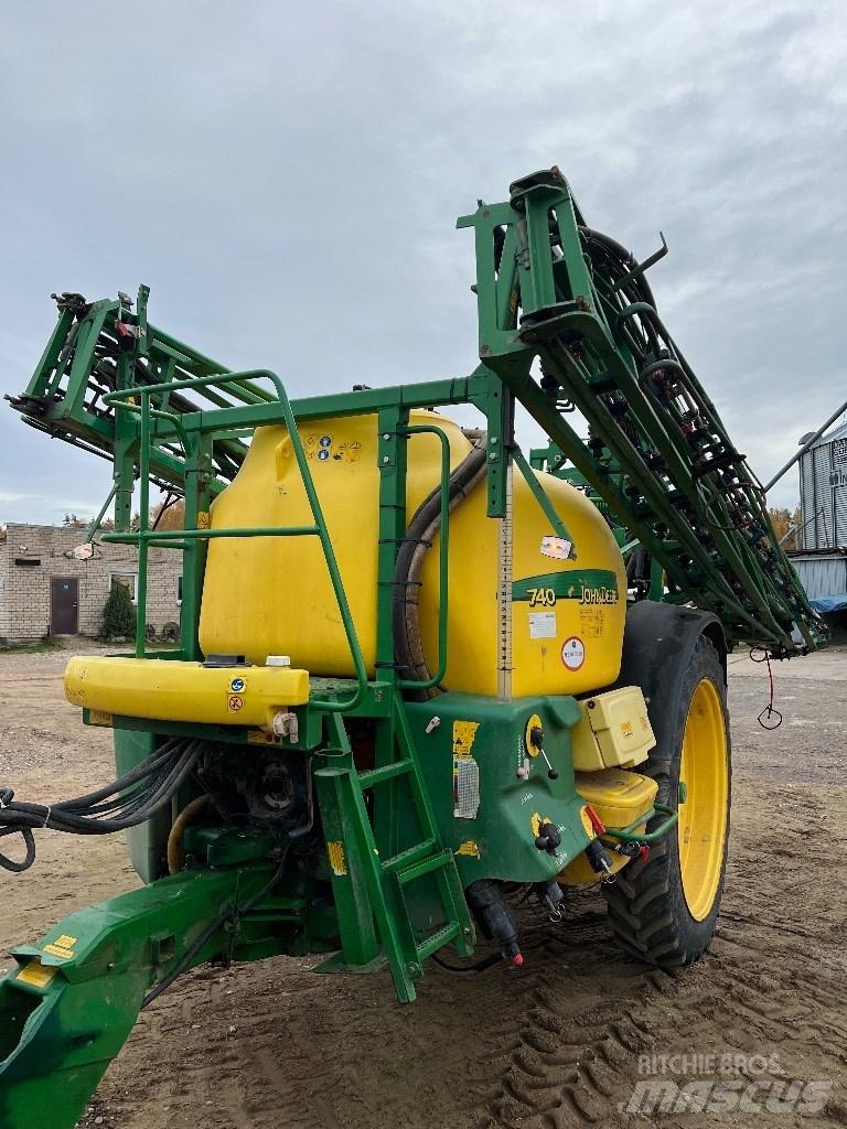 John Deere 740 견인형 분무기