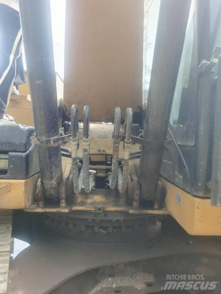 CAT 320 D2 대형 굴삭기 29톤 이상