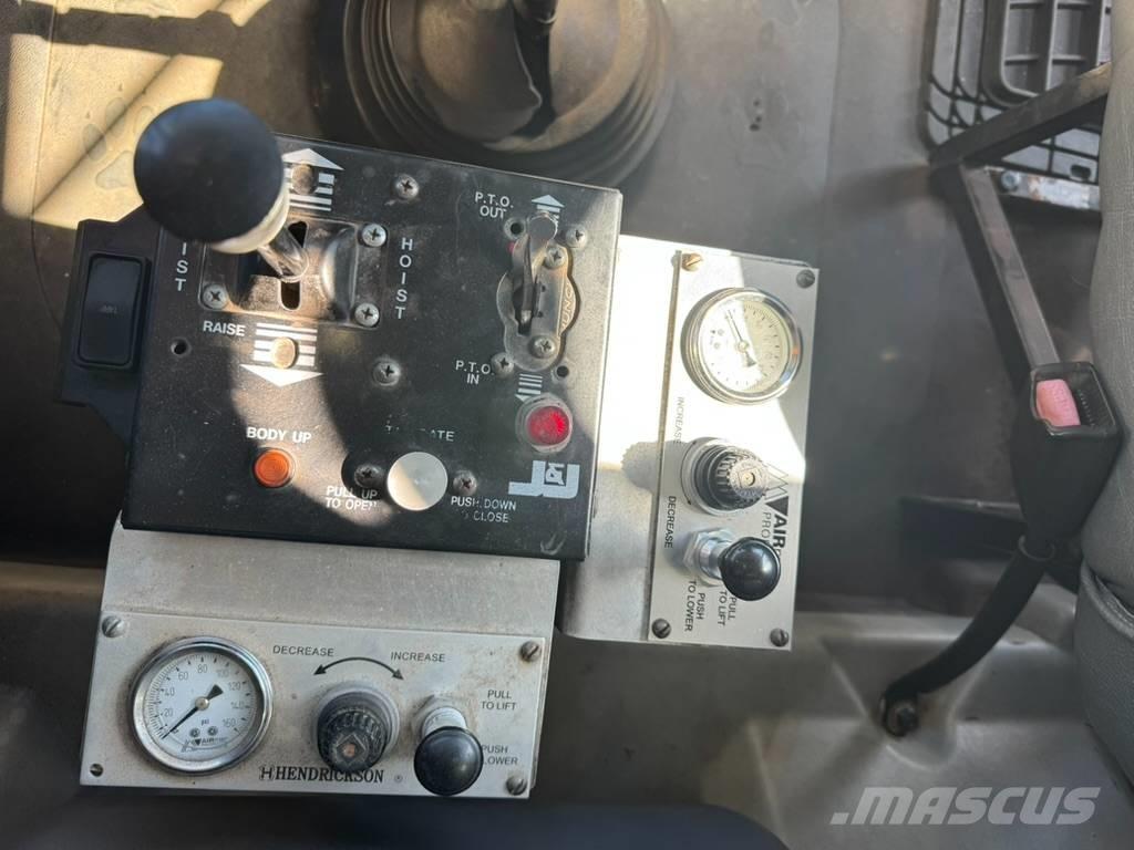 Mack GU813 덤프 트럭