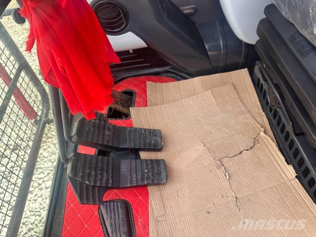 Komatsu PC 240 대형 굴삭기 29톤 이상