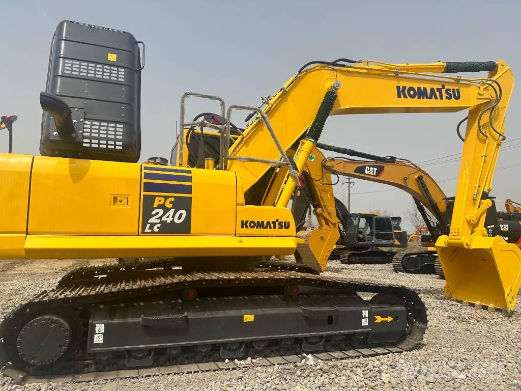 Komatsu PC 240 대형 굴삭기 29톤 이상