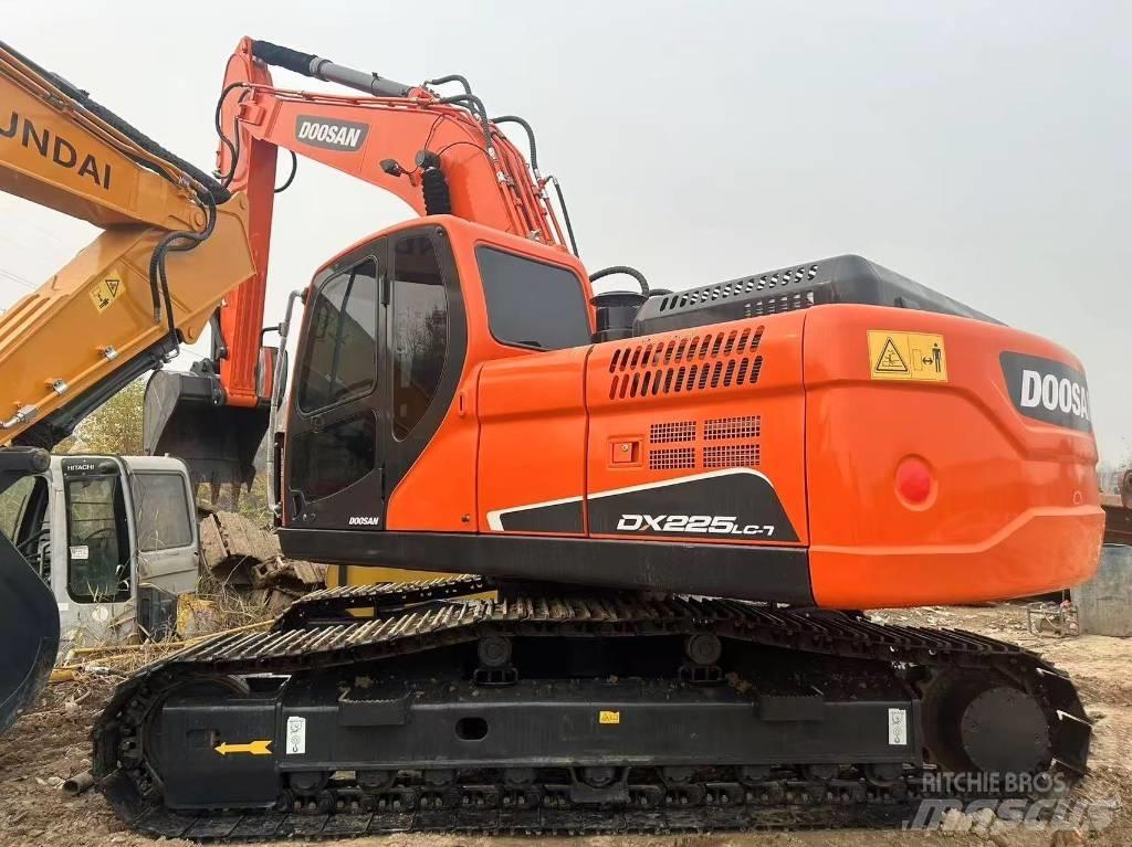 Doosan DX225LC-9C 대형 굴삭기 29톤 이상