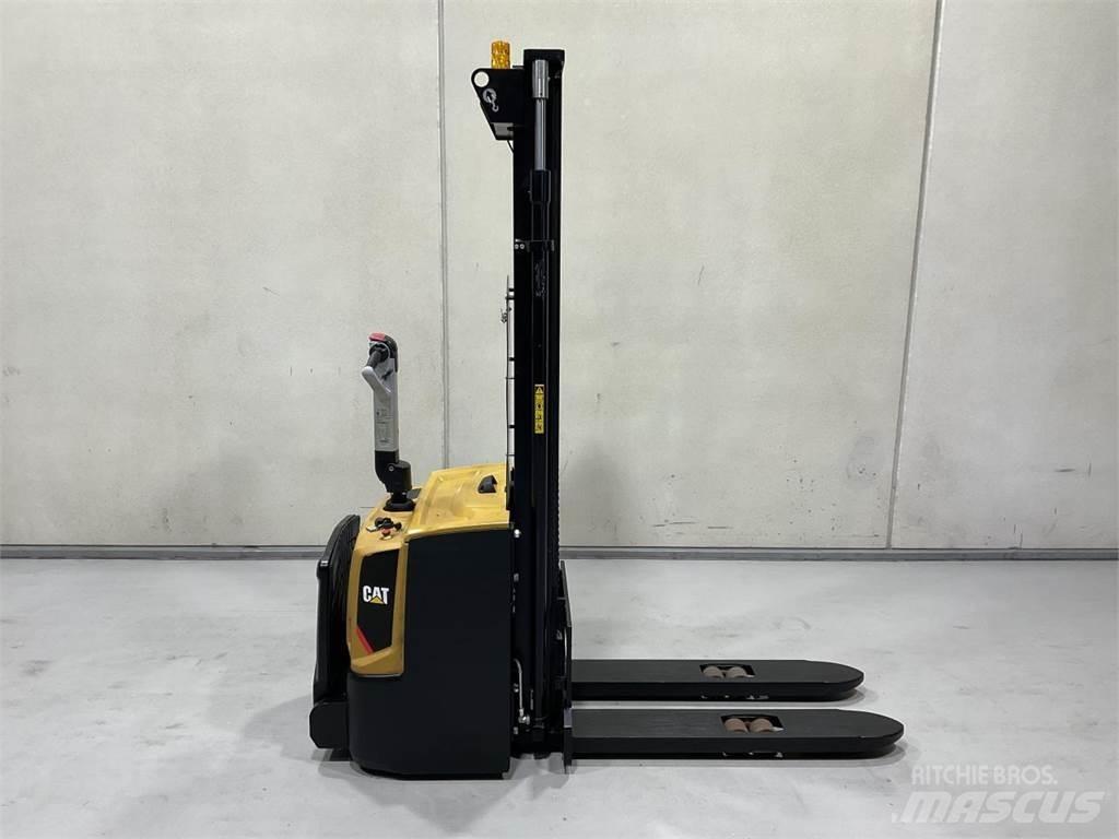 CAT NSP16N2R 보행식 리치 지게차