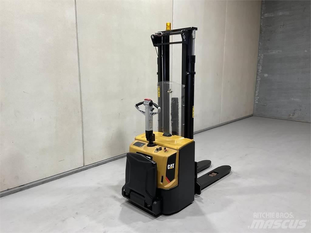 CAT NSP16N2R 보행식 리치 지게차