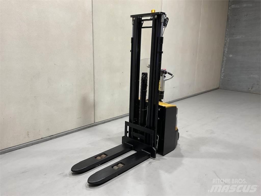 CAT NSP16N2R 보행식 리치 지게차