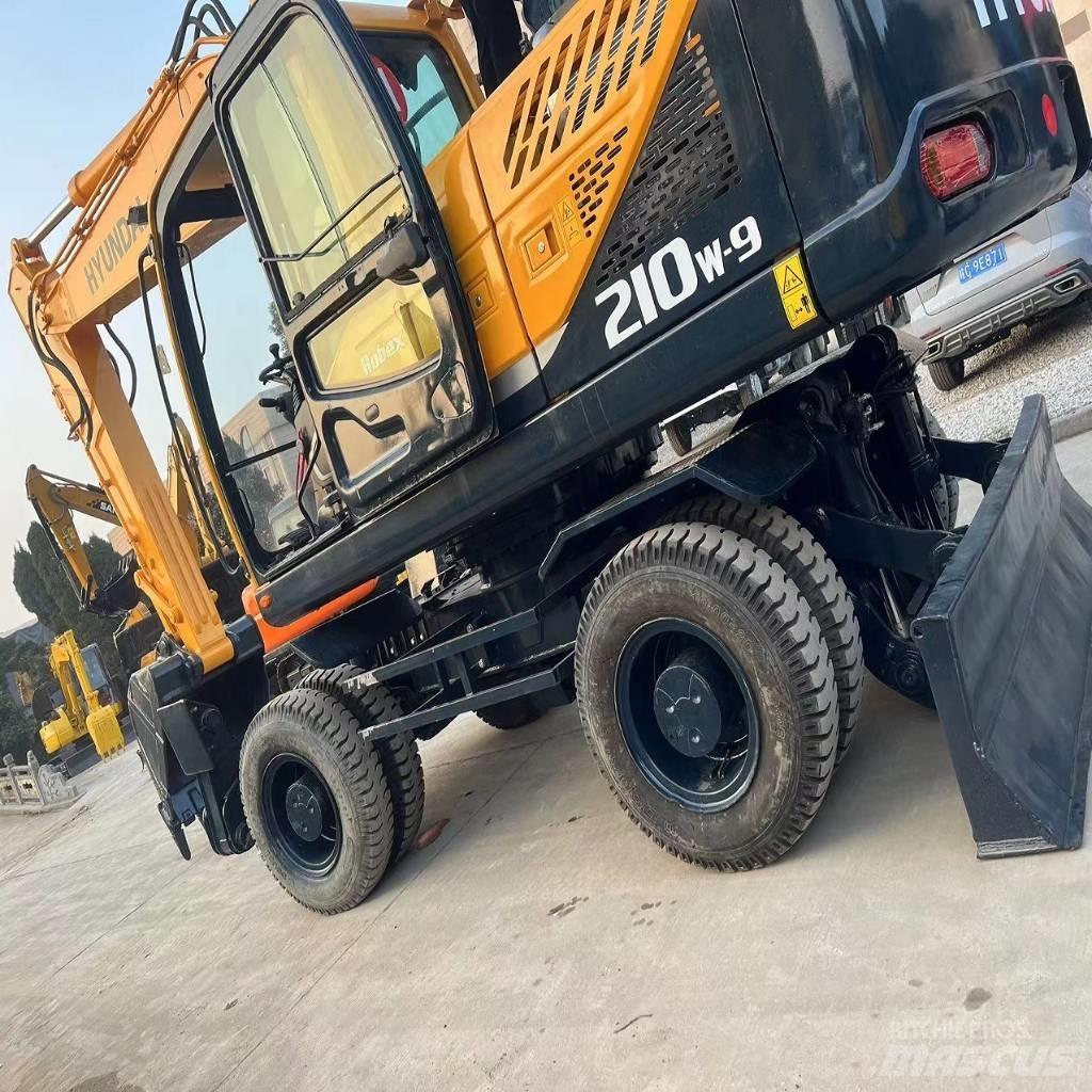 Hyundai R210W-9  휠 굴삭기