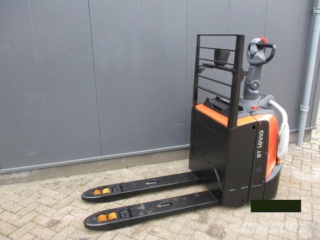 Toyota LPE 200 로우 리프터(승강대 포함)
