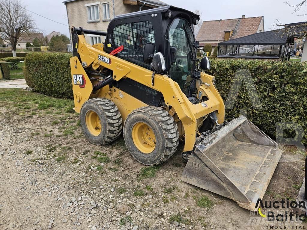 CAT 242 D 3  스키드로더