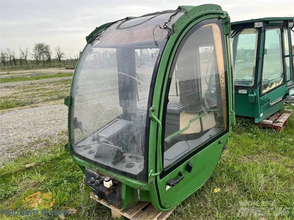 John Deere 1470E 캐빈 및 인테리어