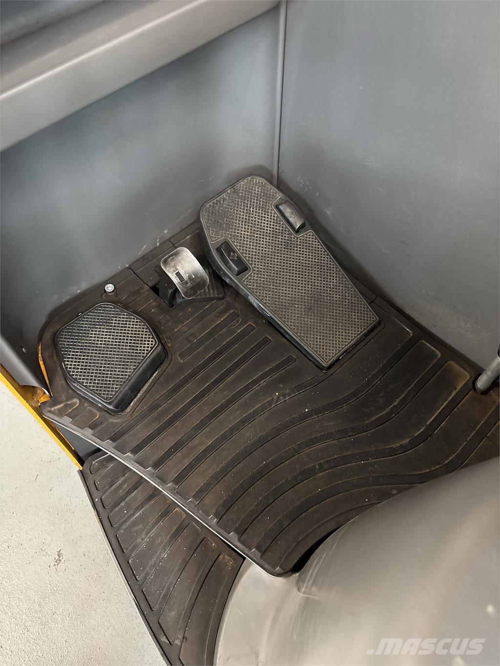 Atlet UMS200 리치 트럭