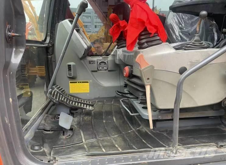 Doosan DX80 중형굴삭기 7톤-28톤
