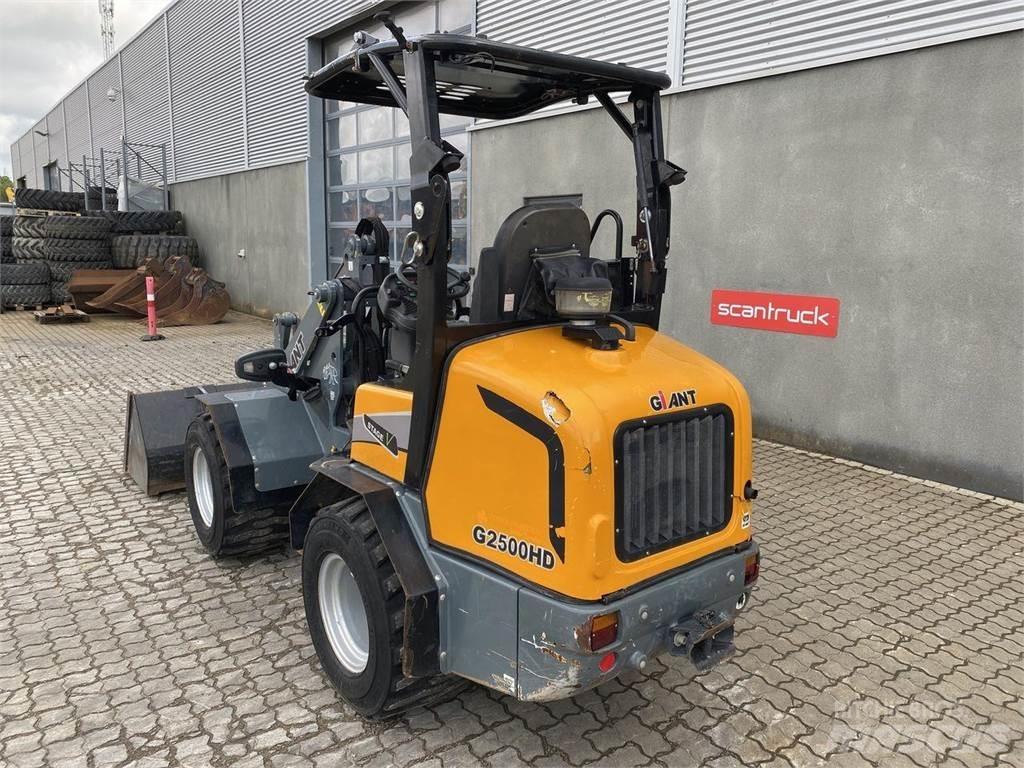GiANT G2500HD 다목적 로더