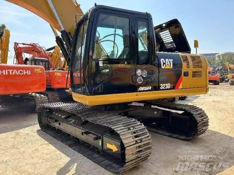 CAT 323 D 대형 굴삭기 29톤 이상