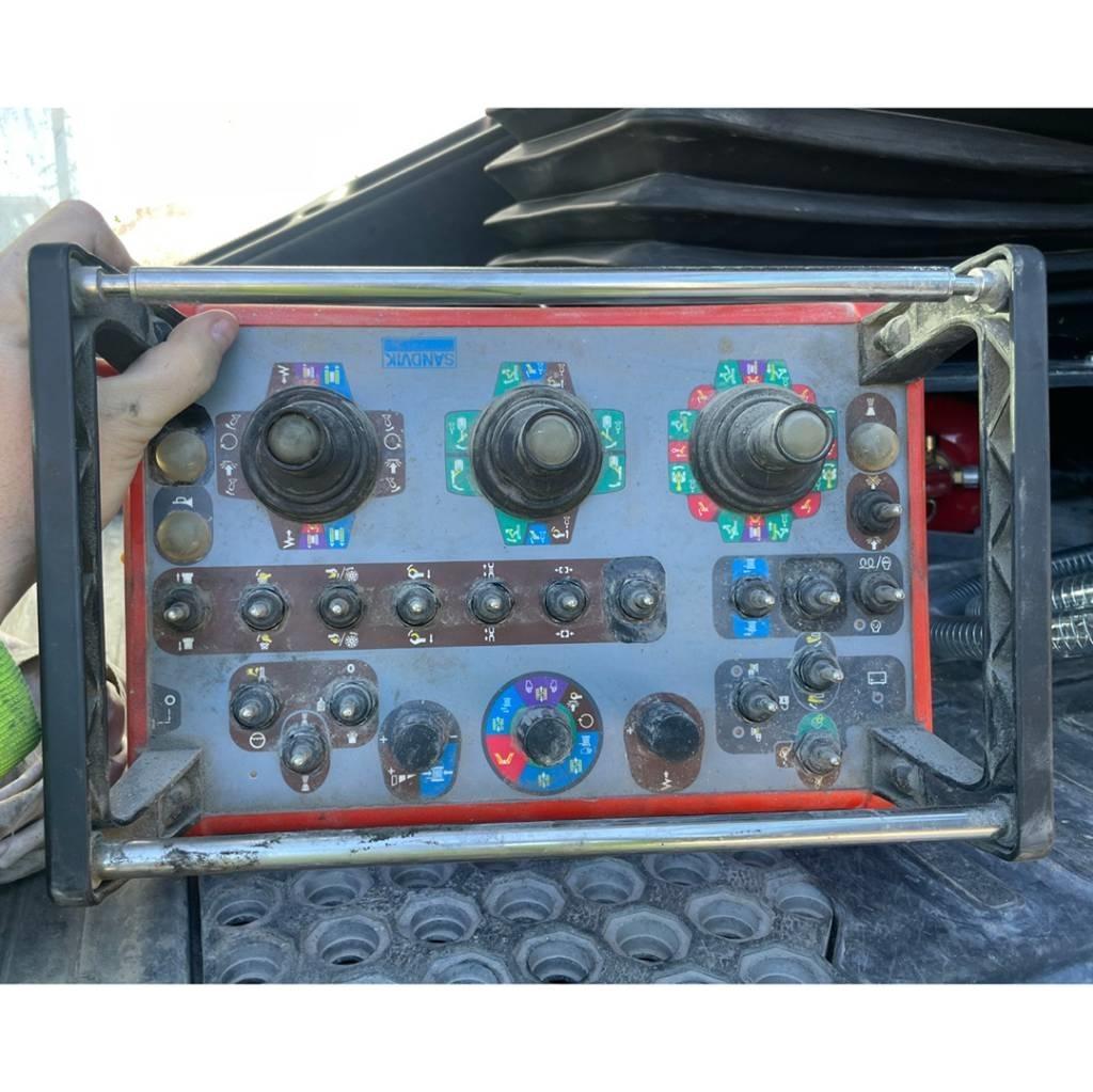 Sandvik DX800i 도로 굴착기