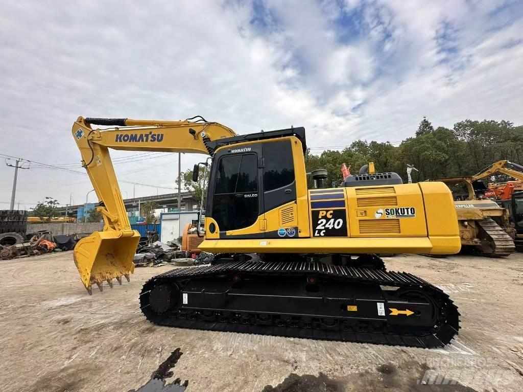 Komatsu PC 240 대형 굴삭기 29톤 이상