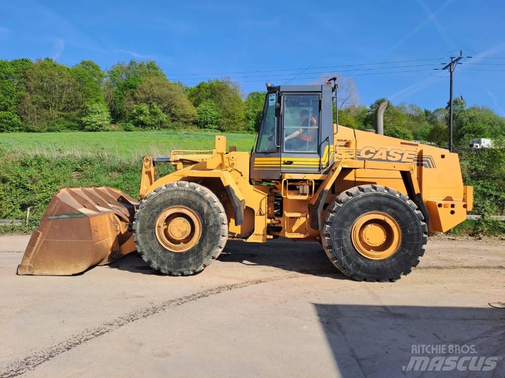 CASE 821 B  휠로우더