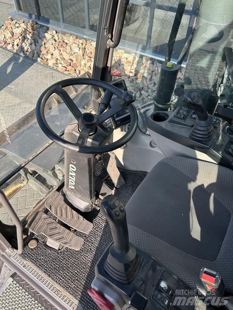 Volvo EW180E  휠 굴삭기