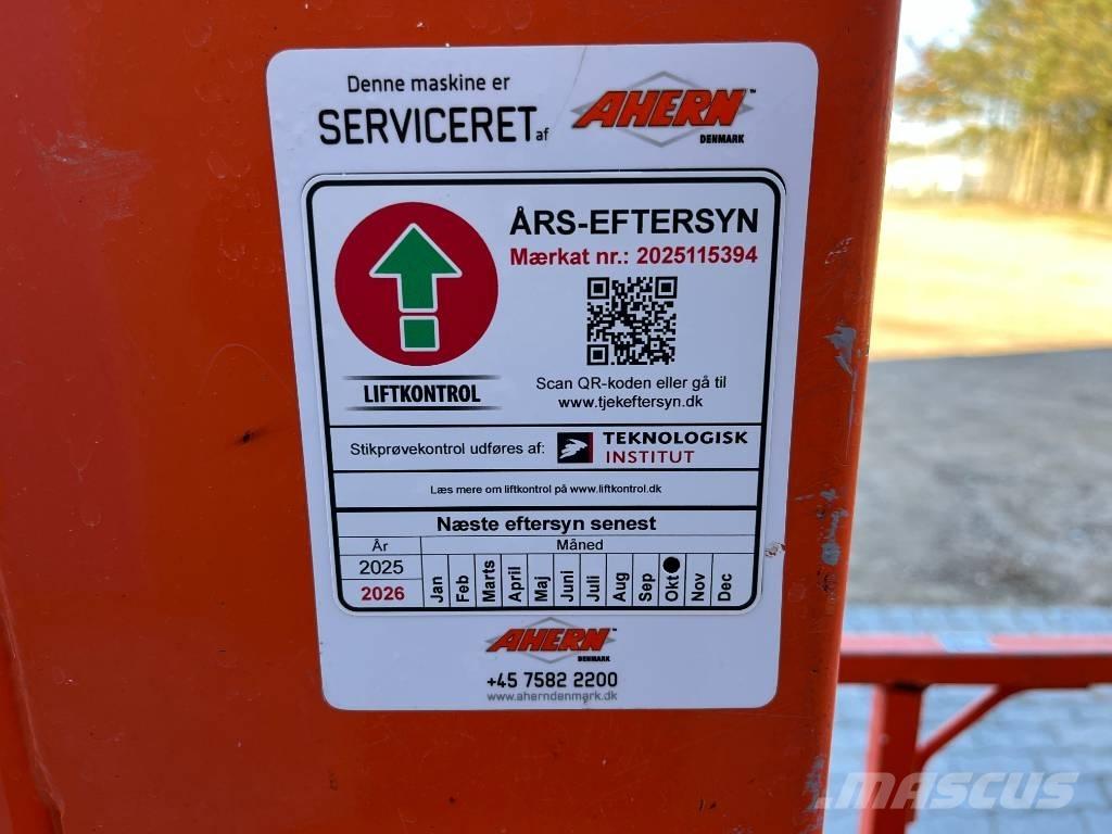 JLG 1230 ES 인원/화물 앨리베이터