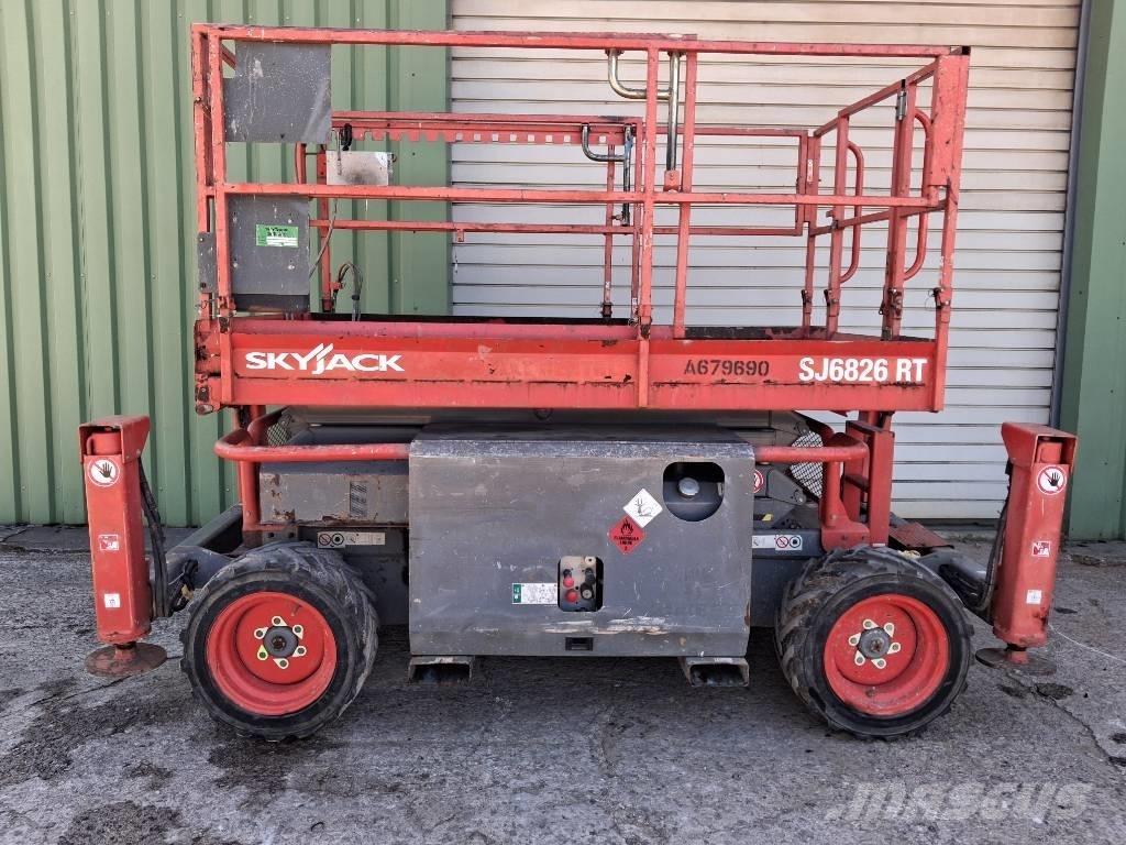 SkyJack SJ 6826 RT 가위형 리프트