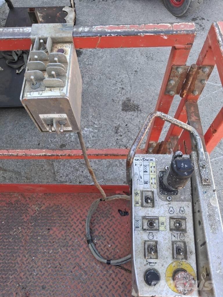 SkyJack SJ 6826 RT 가위형 리프트