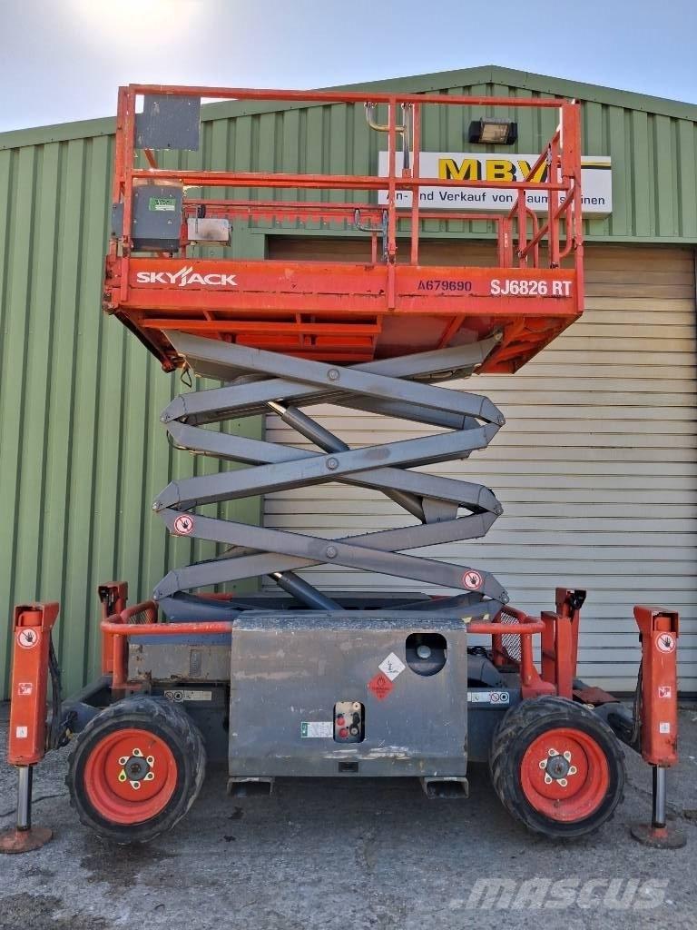 SkyJack SJ 6826 RT 가위형 리프트