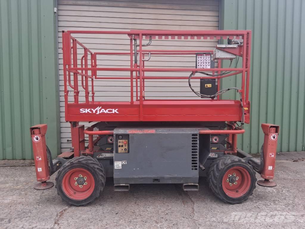 SkyJack SJ 6826 RT 가위형 리프트