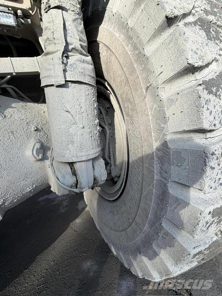 CAT 775 F 초대형 덤프 트럭