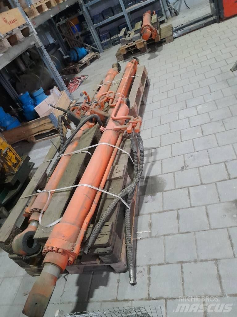 Hitachi ZX 210 대형 굴삭기 29톤 이상