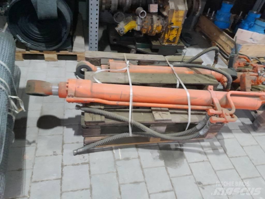 Hitachi ZX 210 대형 굴삭기 29톤 이상