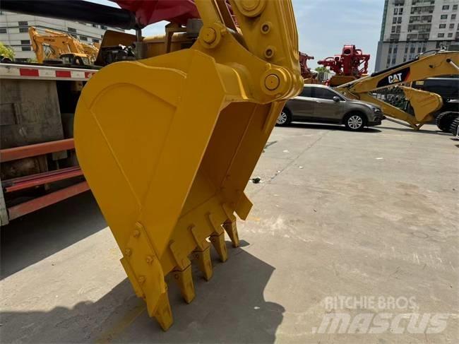 Komatsu PC 220 대형 굴삭기 29톤 이상