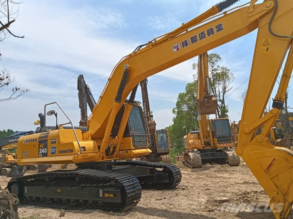 Komatsu PC 240 대형 굴삭기 29톤 이상