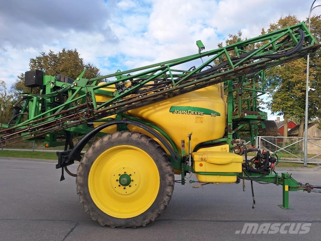John Deere 840 견인형 분무기