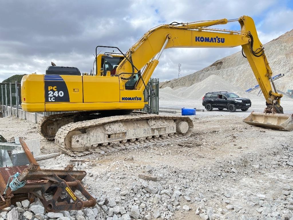 Komatsu PC 240 대형 굴삭기 29톤 이상