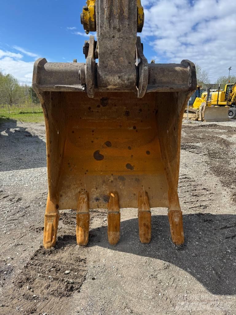 Komatsu HB365LC-3E0 대형 굴삭기 29톤 이상