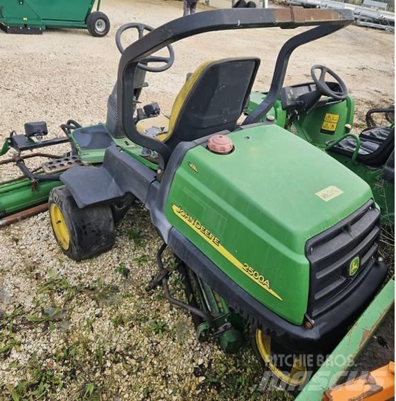 John Deere 2500 A 잔디깎기