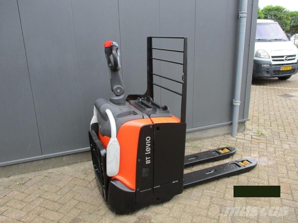 Toyota LPE200 로우 리프터(승강대 포함)