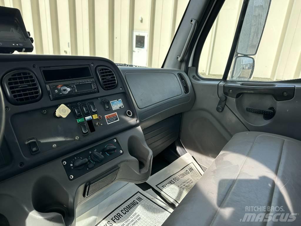 Freightliner M2 폐기물 수거 트럭