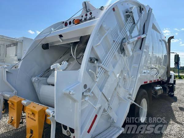 International 7400 폐기물 수거 트럭