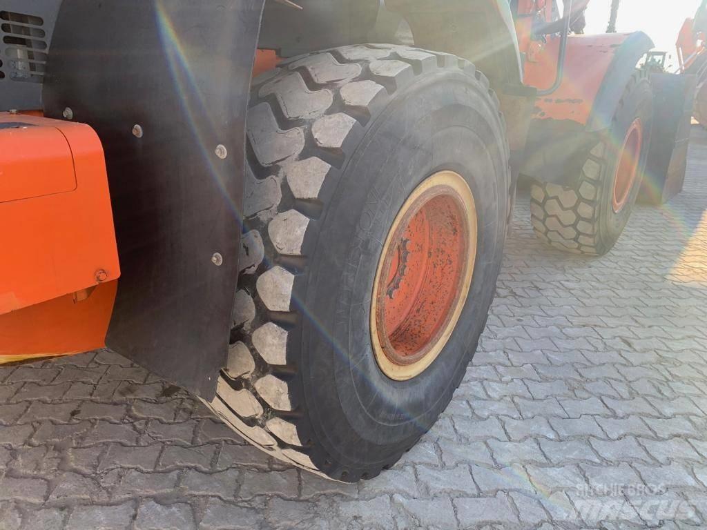Hitachi ZW 180  휠로우더