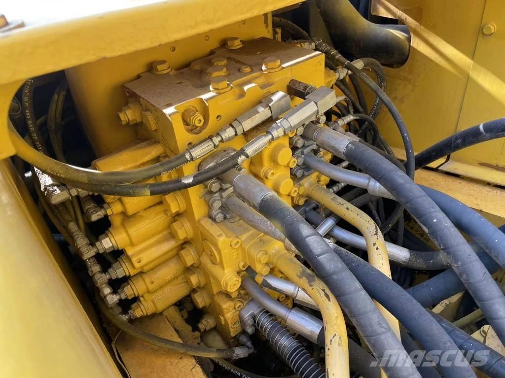 Komatsu PC 220-7 대형 굴삭기 29톤 이상