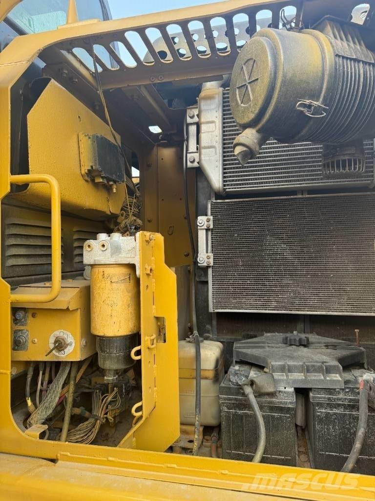 CAT 313 D 대형 굴삭기 29톤 이상