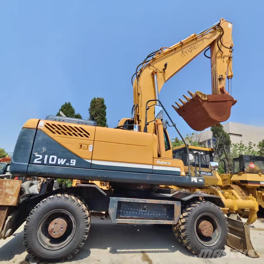 Hyundai R210W-9  휠 굴삭기